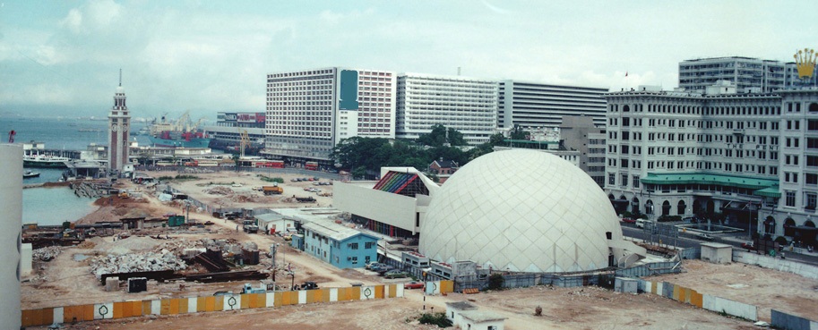 香港文化中心的工程於1984年開始動工。