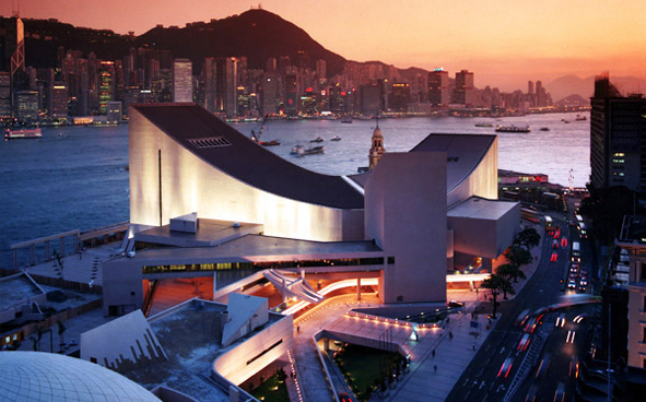 華燈初上，背倚維多利亞港的香港文化中心（攝於1990年5月）